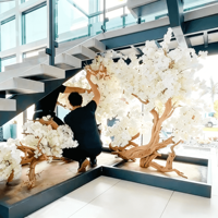 Échantillons Gratuits pour les Membres L2+ d'Ali : Arbre Artificiel de Cerisier en Fleurs sur Mesure |    Plante artificielle pour projet de design d'intérieur commercial