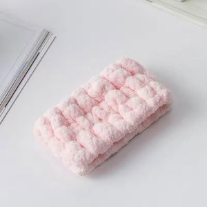 Set de Diadema 3 en 1 de Felpa Coral para Lavado Facial, Banda Suave y Absorbente para el Cabello con Muñequeras para el Sudor, Accesorios para Cuidado de la Piel, Yoga y Gimnasio para Mujer - Product Image 4