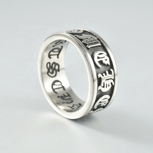 <span class=keywords><strong>Anello</strong></span> da Pollice Vintage per Donna in Acciaio Inossidabile 316L Placcato Nero con Design del Mantra a Sei Caratteri in Sanscrita - Product Image 1