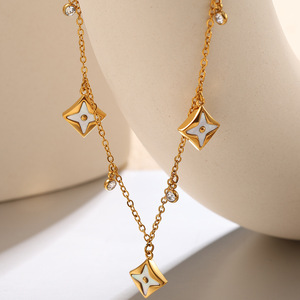 Collier Pendentif Fleur Géométrique en Zircon avec Chaîne Dorée et Coquille Blanche Réglable pour Soirée Élégante – Chaîne de Clavicule - Product Image 1