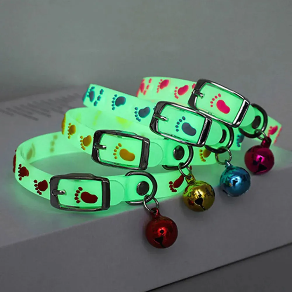 Collar luminoso de silicona con estampado de varios patrones para perros y gatos con accesorios de campana