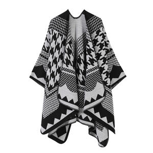 Châles en acrylique doux pour dames hiver automne classique noir et blanc motif <span class=keywords><strong>pied</strong></span> <span class=keywords><strong>de</strong></span> <span class=keywords><strong>poule</strong></span> capes pashmina ponchos pour femmes avec bordure en renard - Product Image 4
