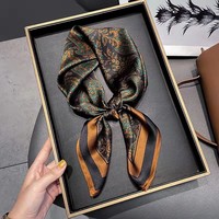 Neuer 70cm Quadratischer Polyester-Schal Vintage Dreidimensional Bedrucktes Profi-Halstuch mit Buchstabenmuster