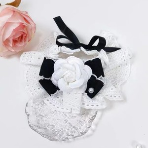 Bavoir pour chat Camélia Blanc avec nœud noir et perles, style princesse, accessoire pour chaton, utilisation quatre saisons - Product Image 1