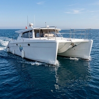 Catamaran en fibre de verre de 11,6 m, yacht à deux coques, croiseur à moteur, cabine fermée, bateau côtier blanc