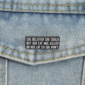 เธอเชื่อว่าเธอทำได้แต่แมวของเธอกำลังหลับอยู่บนตักของเธอดังนั้นเธอจึงไม่เคลือบเข็มกลัดคำพูดของแมวตลกเครื่องประดับป้ายปกเสื้อ - Product Image 1