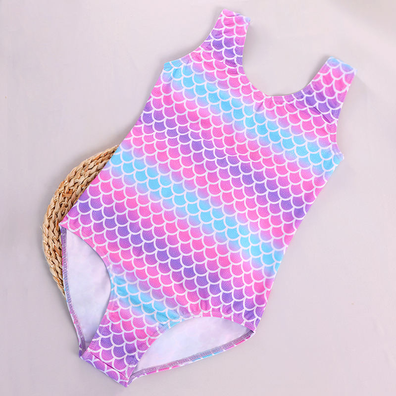 เกล็ดปลาสีสันสดใสสีแดงกุหลาบ