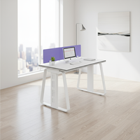 Bureau de travail moderne et simple pour employés, avec écran, casier et cloison, poste informatique pour employés