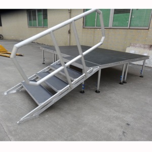Scène portable d'extérieur en bois et aluminium avec surface antidérapante, montage facile pour événements et cérémonies - Product Image 5