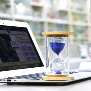 الموقت الرملي بسعر الجملة، الموقت الرملي للعدسة الزجاجية باللون الأحمر والأزرق والأصفر يستغرق من 3 إلى 5 دقائق مع غطاء من الخيزران - Product Image 2