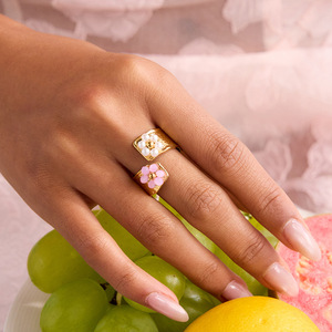 Anillo de perlas para mujer con diseño de flor dorada y engaste de bisel para uso diario - Product Image 4