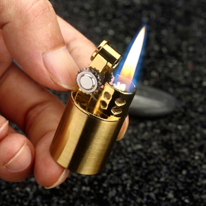 ไฟแช็ค JOFI Fire Level 900 Mini Grinder แบบเติมแก๊สโพรเพน รุ่นคลาสสิค สีทองดำ กันลม พกพาสะดวก เหมาะสำหรับเดินทาง ของขวัญ ขนาดกะทัดรัด ทำจากโลหะ - Product Image 1