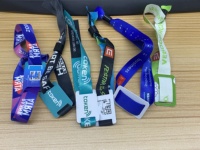 Bracelet NFC personnalisé en tissu avec étiquette PVC, bracelet RFID tissé jetable pour contrôle d'accès lors d'événements, festivals et concerts