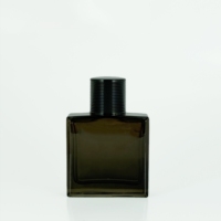 Bouteilles en verre de parfum de capacité différente de la place plate 50 Ml 100 Ml en stock avec des chapeaux de boule