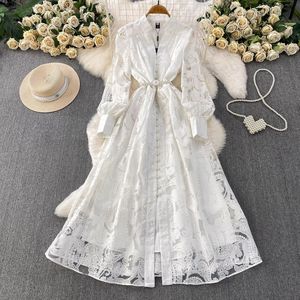 Abito Midi da Donna in Pizzo Ricamato Stile Palazzo Francese con Scollo a V e Maniche a Lanterna con Perle - Product Image 2