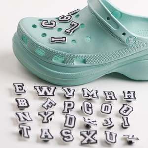 Breloques de chaussures d'été Nouveau PVC Alphabet anglais Strass brillant Boucles métalliques pour sandales Offre Spéciale décoration pour chaussures Vente en gros - Product Image 2