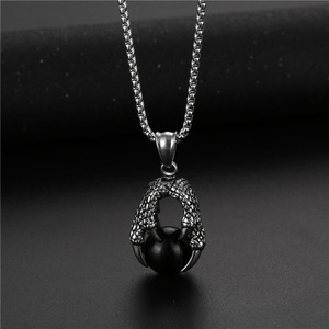Vente en gros de pendentifs de style hip-hop européen et américain incrustés de pierres précieuses, griffes de dragon coulé, collier boule rouge - Product Image 4