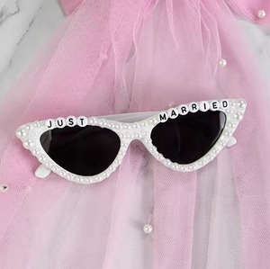 Lunettes de soleil en perles Just Married pour la fête de mariage, la fête de fiançailles, les accessoires de décoration de mariage, les accessoires photo, cadeau pour la future mariée - Product Image 2