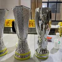 Trophée de football européen personnalisé en usine, artisanat métallique avec base en forme de drapeau, OEM/ODM disponible pour les compétitions sportives internationales