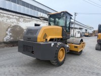 Rouleau compresseur vibrant à tambour unique de 8 tonnes XS85J avec système d'arrosage pour la vente en Chine