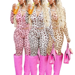 ชุดเซ็ตสองชิ้น เสื้อแจ็คเก็ตแขนยาวพิมพ์ลายเสือดาวประดับลูกปัดทรงสกินนี่ลำลองสำหรับผู้หญิงพร้อมฮู้ด และกางเกงขาบานพิมพ์ลายเสือดาว พร้อมโลโก้แบบกำหนดเอง - Product Image 2