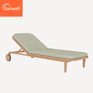 Chaise longue d'extérieur pliable en bois de teck massif avec roulettes pour utilisation au bord de la piscine, dans les hôtels et dans le salon - Product Image 3