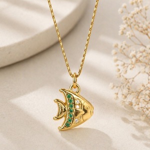 Yunnique – collier avec pendentif poisson plaqué or pour femmes, avec incrustation de zircon, chaîne de clavicule en acier inoxydable, pour cadeau, tenue de loisirs - Product Image 4