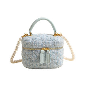 Bolso de mujer de doble propósito de moda en azul claro con diseño de cadena de tweed y perlas - Product Image 4