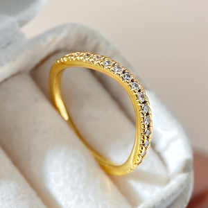 Anillo de Boda Curvo con Zirconia, Anillo Apilable Chapado en Oro de 18K, Anillo de Eternidad con Engaste Pavé, Estilo Clásico para Mujer - Product Image 2