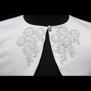D1329A Gilet de robe de mariée pour fille à manches courtes, orné de broderies en tissu satiné blanc, avec châle - Product Image 5