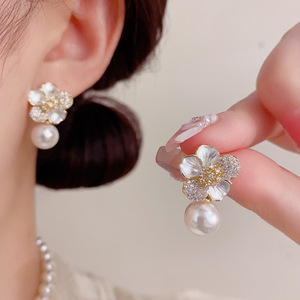 Resoul Bijoux Colgantes de Perlas de Latón con Baño de Oro y Zirconia en Forma de Flor, Estilo Francés Elegante para Mujer, Venta al por Mayor - Product Image 3