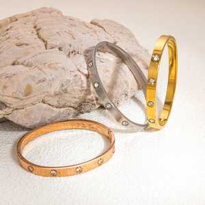 Brazalete de acero titanio Starry Sky con incrustaciones de diamantes y engaste de bisel chapado en oro de 18 quilates para regalo. - Product Image 2