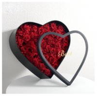 Boîte d'emballage vide en forme de cœur transparente avec fenêtre, grande couverture en forme de cœur avec deux fleurs et fruits, boîte à roses