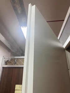 Puerta Batiente <span class=keywords><strong>de</strong></span> Madera Maciza con Acabado <span class=keywords><strong>de</strong></span> Superficie Lisa, Aislamiento Acústico y Aislamiento Térmico en Forma <span class=keywords><strong>de</strong></span> T Moderna para Uso en Casas, Hoteles y Villas - Product Image 3