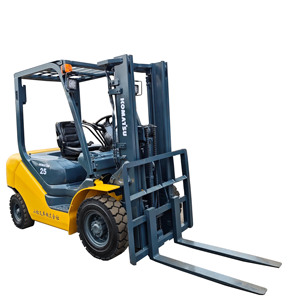 Chariot élévateur diesel Komatsu FD25 de 2,5 tonnes d'occasion en bon état avec pneus pleins, composants essentiels fiables - Boîte de vitesses, pompe, moteur - Product Image 1