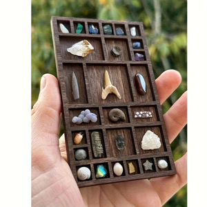 رف خشبي مصغر مصنوع بتقنية CNC لعرض القطع القيمة والكنوز - Product Image 2