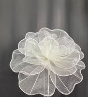 Arrangements floraux géants en organza blanc sur mesure, luxueux et haut de gamme, pour décorations de mariage et vitrines.