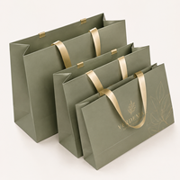 Sac de luxe professionnel et élégant en papier vert sauge, imprimé flexo, pour l'emballage de vêtements de créateurs