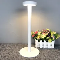 북유럽 옥외 코드가 없는 재충전용 Led 테이블 램프 금속 둥근 기초 책상 빛