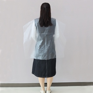 Cape de coiffure jetable à usage unique en PE transparent Casquette de barbier imperméable de style simple pour une utilisation en salon en plastique durable - Product Image 4