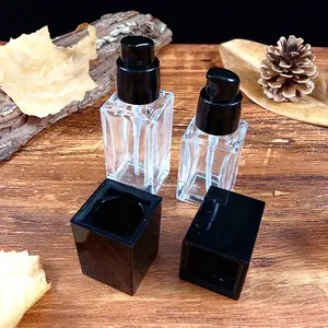 Nouveau produit bouteille de parfum en verre transparent de forme carrée avec pompe de pulvérisation pour femme et homme