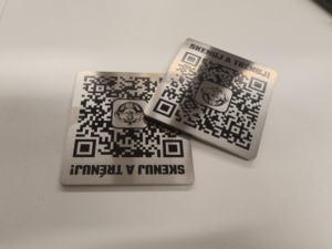 Etiquetas de Dados Variáveis com Código QR Personalizadas de Fábrica, Resistentes à Temperatura e Químicos, Placas de Identificação de Ativos - Product Image 2