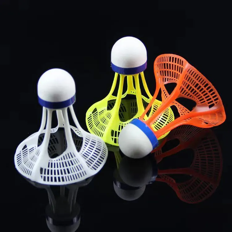 Winddicht Hoge Snelheid Duurzaam Plastic Veer Nylon Shuttle Voor Outdoor Badminton Spelen