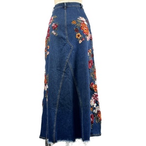 Jupe en jean florale brodée sur mesure pour femme, taille haute, style délavé, collection OEM haute couture - Product Image 3