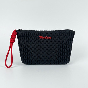 กระเป๋าเครื่องสำอางแบบพองสีดำลายควิลท์ พร้อมสายคล้องมือสีชมพู กระเป๋าใส่เครื่องสำอางแบบคลาสสิกสำหรับการเดินทาง เหมาะสำหรับผู้หญิงที่มีสไตล์ - Product Image 6