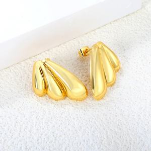 Pendientes Personalizables Hipoalergénicos de Acero Inoxidable con Baño de Oro de 18K, Diseño de Ala Gruesa, a la Moda y de Tendencia - Product Image 4