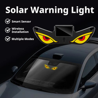 Nouvelle lampe LED sans fil solaire pour voiture, motif œil de démon triangulaire, à fixer sur la vitre, avec expression de petit monstre, lumière d'ambiance, sans câblage