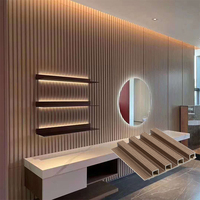 Revêtement mural creux en bois composite WPC Panneau mural cannelé en PVC ignifugé à grain de bois WPC Grand panneau mural et tubes de plafond