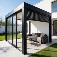 Pergola électrique haut de gamme avec toit à lames orientables et panneaux latéraux en verre trempé pour jardin de villa moderne