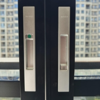 Porte coulissante d'entrée de salle de sport en aluminium et verre, sur mesure, minimaliste, à cadre ultra-fin, grande ouverture, étanche, pour extérieur